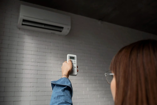 Technicien HVAC certifié RGE installant une pompe à chaleur réversible à Saint-Cannat