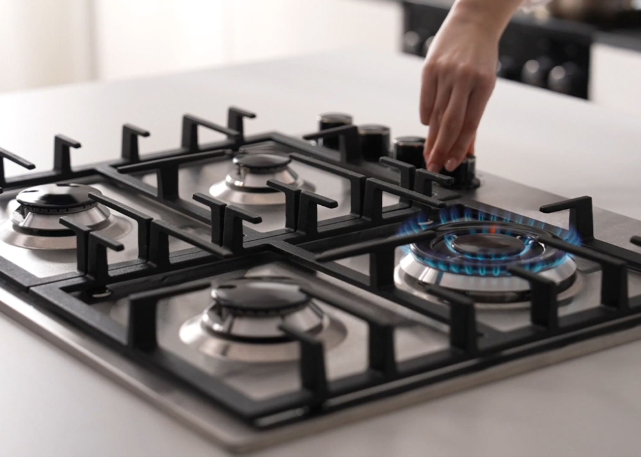 Plaque de cuisson moderne dans une cuisine lumineuse