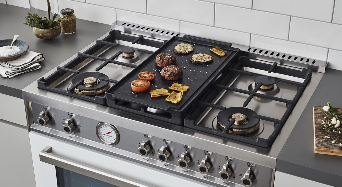 Grande plaque de cuisson avec poêle et accessoires